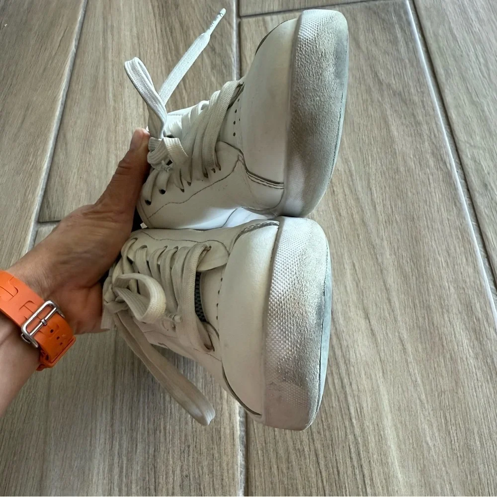 On Running The Roger Advantage Tennis Sneakers